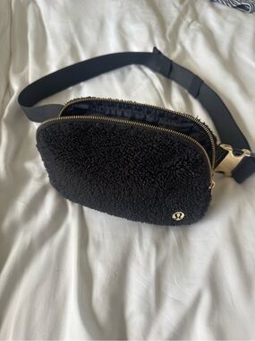lululemon athletica | Bags | Lululemon Everywhere Belt Bag Large2l Fleece Sherpa Blackgold Unisex | Poshmark lululemon athletica | Bags | Lululemon Everywhere Belt Bag Large2l Fleece Sherpa Blackgold Unisex | Poshmark